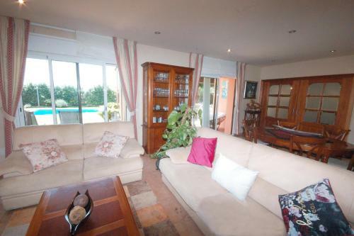 Mont-ras Villa Sleeps 8 With Pool Air Con And Wifi
