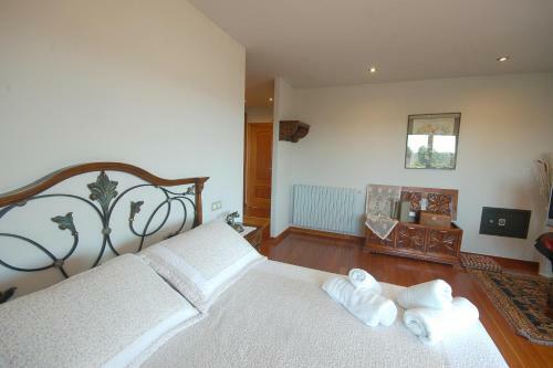 Mont-ras Villa Sleeps 8 With Pool Air Con And Wifi
