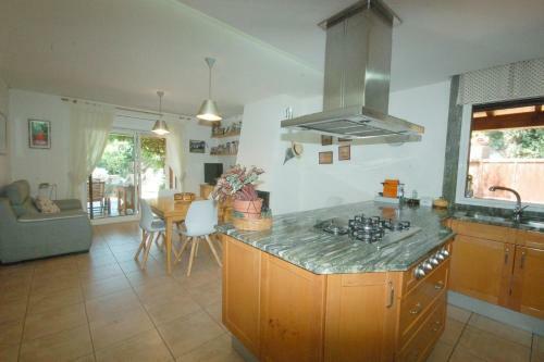 Mont-ras Villa Sleeps 8 With Pool Air Con And Wifi