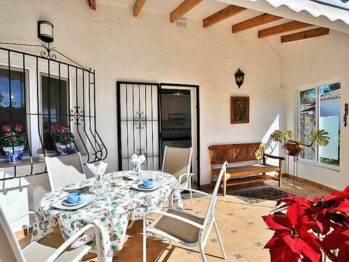 Moraira Villa Sleeps 4 With Pool And Air Con