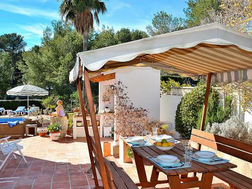 Moraira Villa Sleeps 4 With Pool And Air Con
