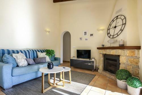 Moraira Villa Sleeps 6 With Pool And Air Con