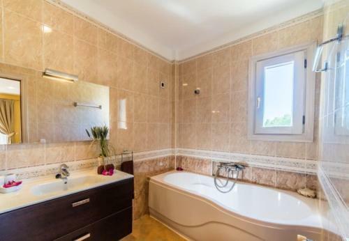 Muro Holiday Home Sleeps 9 With Pool Air Con And Wifi