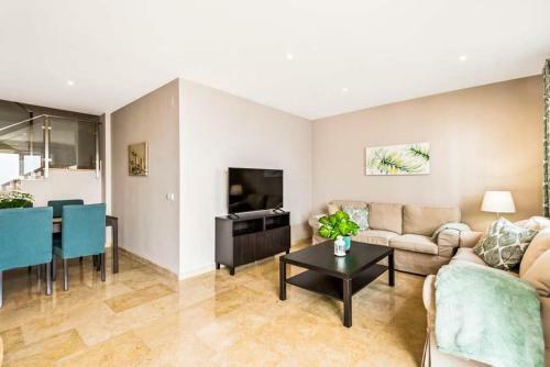 Nerja Villa Sleeps 6 Pool Air Con Wifi