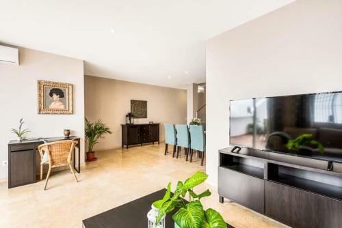 Nerja Villa Sleeps 6 Pool Air Con Wifi