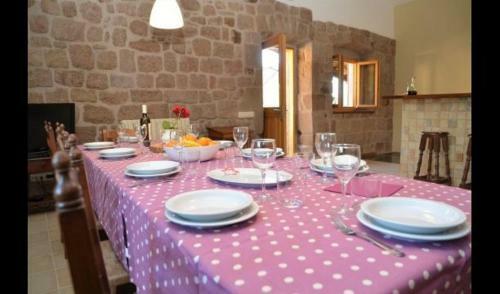 Navas Villa Sleeps 10 With Pool