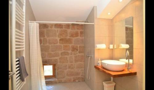 Navas Villa Sleeps 10 With Pool