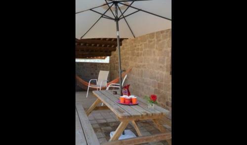 Navas Villa Sleeps 10 With Pool