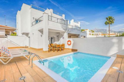 Nerja Villa Sleeps 6 Pool Air Con Wifi