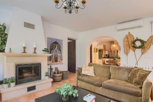 Urbanitzacio Montemar Villa Sleeps 6 With Pool Air Con And Wifi
