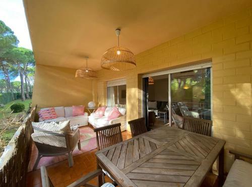 Fridaysflats, Spacious Apartment Pals Beach And Golf