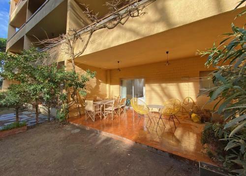 Fridaysflats, Spacious Apartment Pals Beach And Golf