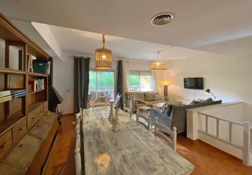 Fridaysflats, Spacious Apartment Pals Beach And Golf