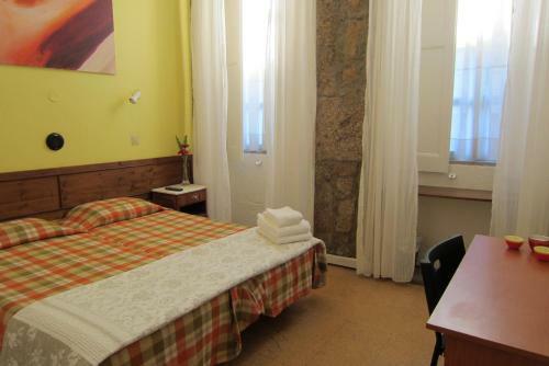 Hostal Duas Na��es Guest House