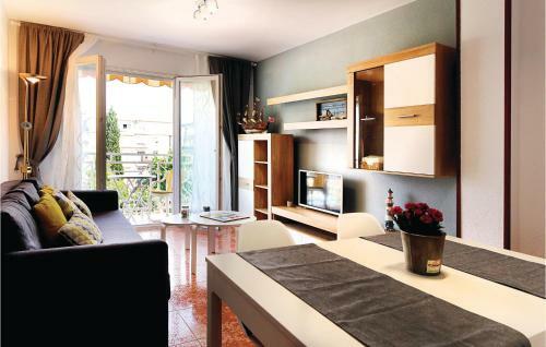 Beautiful Apartment In Pineda de Mar With 2 Bedrooms