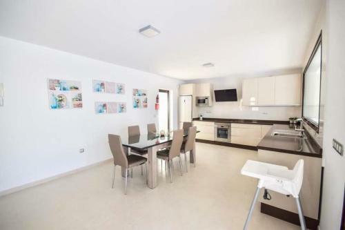 Playa Blanca Villa Sleeps 4 With Pool Air Con And Wifi