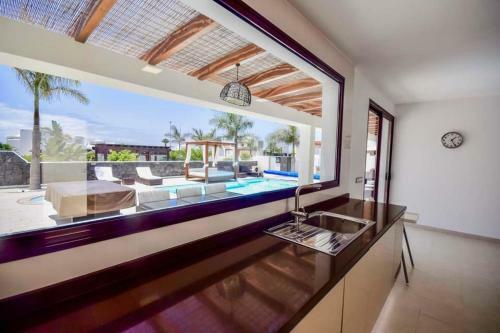 Playa Blanca Villa Sleeps 4 With Pool Air Con And Wifi