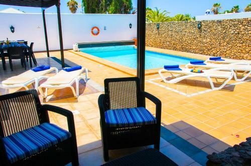 Villa Conil With Heated Pool And Air Conditioning