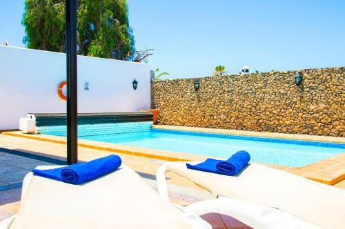 Villa Conil With Heated Pool And Air Conditioning
