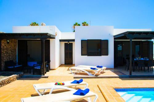 Villa Conil With Heated Pool And Air Conditioning