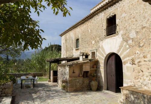 Pollenca Villa Sleeps 7 With Pool Air Con And Wifi