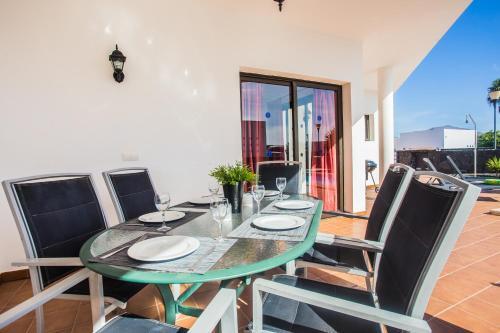 Inviting 3-bed Villa In Playa Blanca