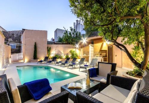 Pollenca Villa Sleeps 8 With Pool Air Con And Wifi