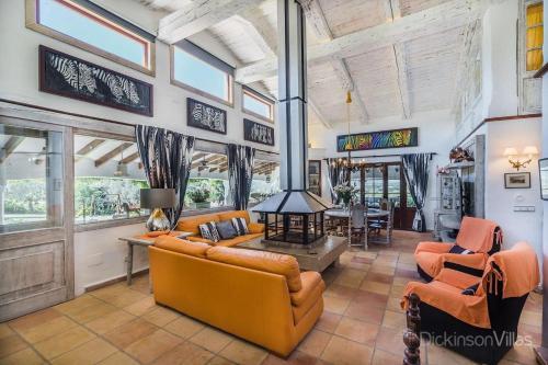 Pollenca Villa Sleeps 12 With Pool And Air Con