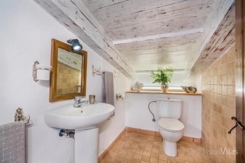 Pollenca Villa Sleeps 12 With Pool And Air Con
