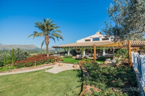 Pollenca Villa Sleeps 12 With Pool And Air Con