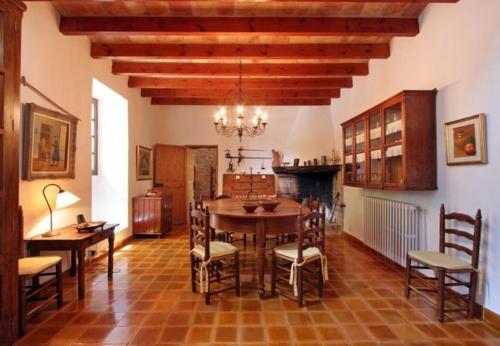 Pollenca Villa Sleeps 8 With Pool And Wifi
