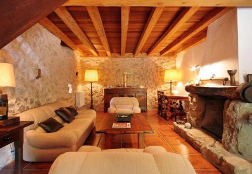 Pollenca Villa Sleeps 8 With Pool And Wifi
