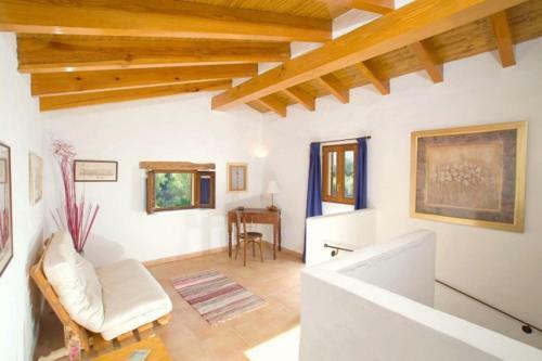 Pollenca Villa Sleeps 8 With Pool Air Con And Wifi