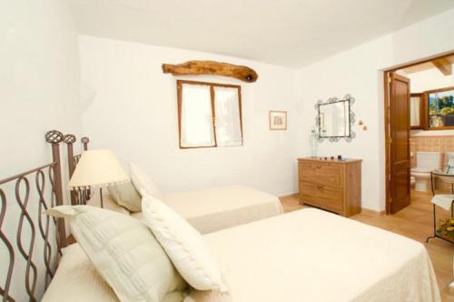 Pollenca Villa Sleeps 8 With Pool Air Con And Wifi
