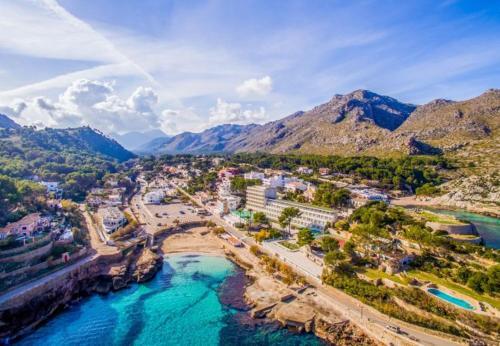 Pollenca Holiday Home Sleeps 8 With Pool