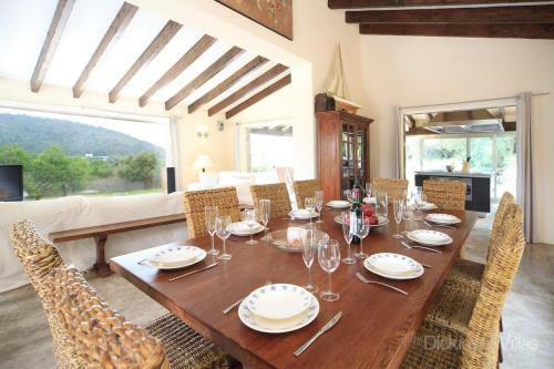 Pollenca Villa Sleeps 8 With Pool And Air Con