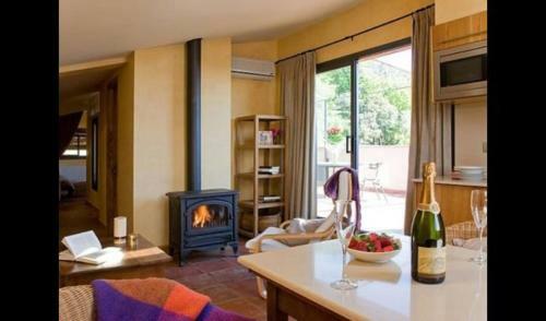 Villa In Porqueres Sleeps 2 With Pool And Air Con