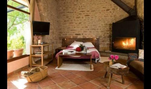 Porqueres Villa Sleeps 2 With Pool