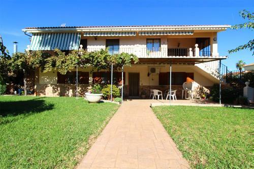 Casa Con Jard�n En La Playa de Almard�