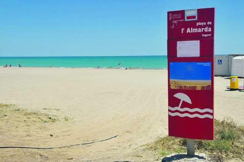 Casa Con Jard�n En La Playa de Almard�