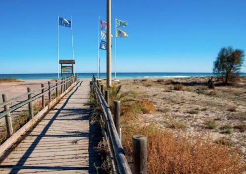 Bonito Adosado Con Jard�n En La Playa de Almard�