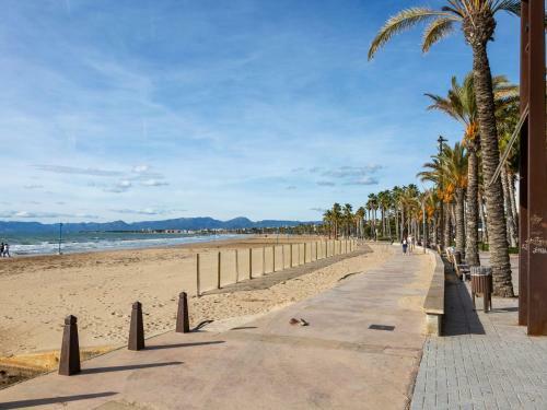 Quaint Apartment In Salou Near Sea Beach