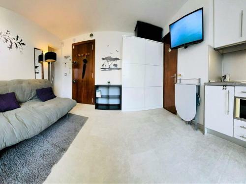 Quaint Apartment In Salou Near Sea Beach