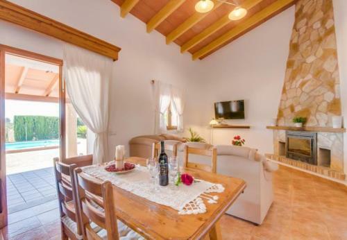 Sencelles Holiday Home Sleeps 4 With Pool Air Con And Wifi