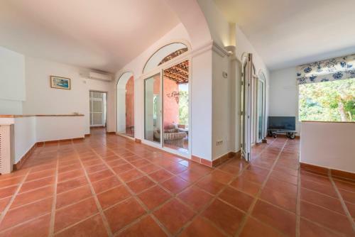 Exclusive Villa In Porroig
