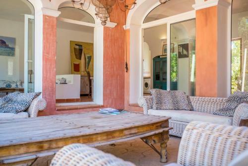 Exclusive Villa In Porroig