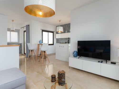 2305 - Luxury Villa With Sea View And Pools
