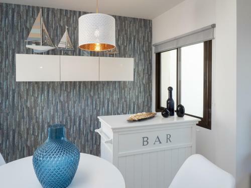 2305 - Luxury Villa With Sea View And Pools