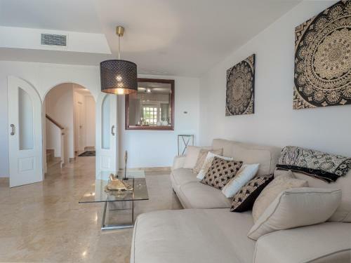 2305 - Luxury Villa With Sea View And Pools
