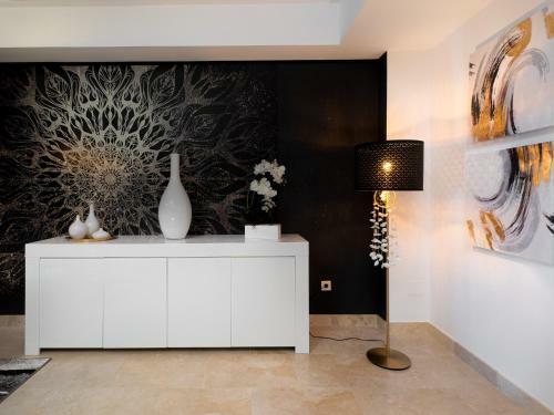 2305 - Luxury Villa With Sea View And Pools